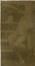 Estudo de um modelo nu masculino sentado em um degrau, visto de frente com uma corda e um laço no colo, no estúdio de Jacques de Lalaing