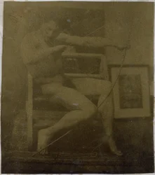Estudo de um modelo nu masculino, sentado num degrau, visto de frente com uma corda e uma vénia no colo, no estúdio de Jacques de Lalaing