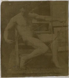 Estudo de um modelo nu masculino sentado em um degrau, visto de frente com uma corda e um laço no colo, no estúdio de Jacques de Lalaing
