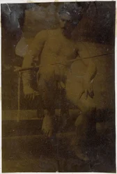 Estudo de um modelo nu masculino, sentado de frente com uma espada no colo, no estúdio de Jacques de Lalaing