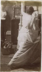 Estudo de uma modelo feminina em drapejamento, vista por trás, no estúdio de Jacques de Lalaing