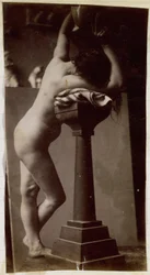 Estudo de uma modelo feminina nua, vista de costas, no estúdio de Jacques de Lalaing, estudo preliminar para fonte circular