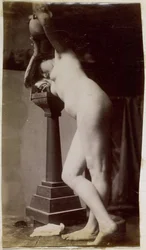Estudo de um modelo nu feminino, visto obliquamente de frente, na oficina de Jacques de Lalaing, estudo preliminar para uma fonte circular