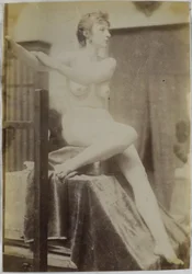 Estudo de uma modelo feminina nua, sentada no palco junto ao cavalete e vista de frente, no estúdio de Jacques de Lalaing, estudo preliminar para o túmulo de Fernand Scribe no cemitério de Gand