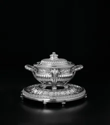 Terrina de sopa Luís XV, tampa e suporte do serviço Orloff, 1770