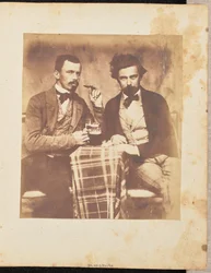 [Retrato de dois homens numa mesa].
