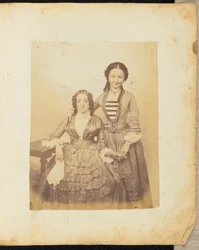 [Retrato de duas mulheres de mãos dadas].