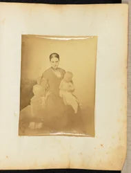 [Retrato de mulher e crianças].