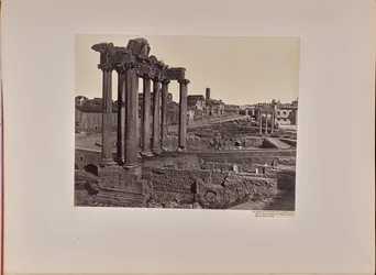 Vista geral do Fórum Romano a partir do Capitólio, com as oito colunas do Templo de Saturno em primeiro plano e o Coliseu ao fundo