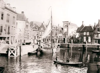 Jarda do canal, Dordrecht, Holanda, 1898.