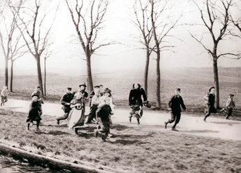 Crianças correndo ao lado de um canal, Monnickendam, Holanda, 1898.