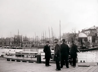 Homens por um barco de canal, Roterdã, 1898.