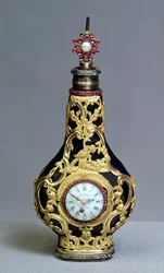 Frasco de perfume com relógio e bússola