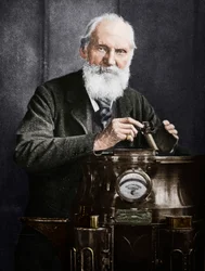 Lord Kelvin, matemático e físico escocês, com sua bússola, 1902