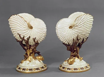 Par de vasos de Worcester em forma de conchas de Nautilus, 1880 porcelana
