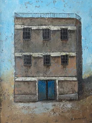 Edifício rústico com porta azul