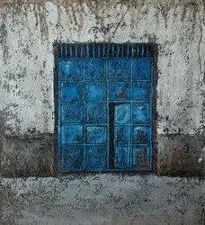 Parede com janelas em azul envelhecido
