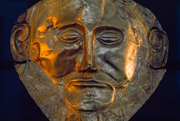 Uma máscara funerária da Idade do Bronze. Museu Arqueológico Nacional, Atenas, Grécia.