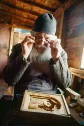 Um mestre escultor e padre ortodoxo posa com o seu trabalho. Monte Athos, Grécia.