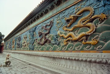 Uma mulher fotografa o ecrã dos nove dragões. Parque Beihai, Pequim, República Popular da China.