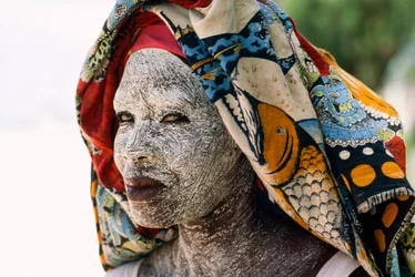 Uma mulher usa mussiro com creme de casca de árvore para proteger o rosto do sol. Mocambique...