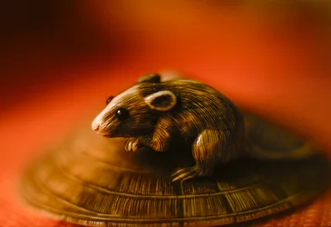 Antiga escultura japonesa em marfim netsuke em miniatura de um rato