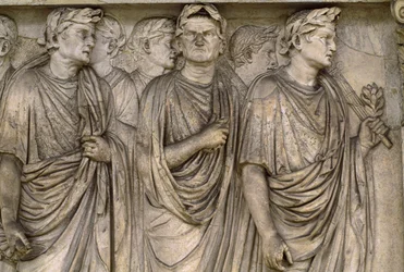 Ara Pacis Augustae, um altar independente com um grupo de viúvas, magistrados, sacerdotes...