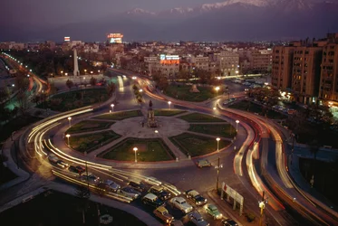 Carro, luzes da cidade iluminam a Plaza Baquedano. Santiago, Chile