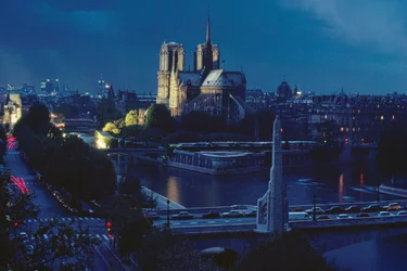 Vista exterior de Notre Dame à noite. Paris, França.