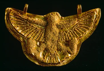 Pendente de falcão dourado do Museu de Arqueologia Subaquática de Bodrum. Bodrum, Turquia.