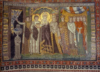 Os mosaicos mostram a imperatriz Teodora ladeada pelos seus assistentes. Igreja de San Vitale, Ravenna, Itália.