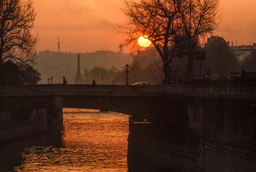 Nascer do sol sobre o Sena, perto da Ile de la Cite. PARIS, FRANÇA.