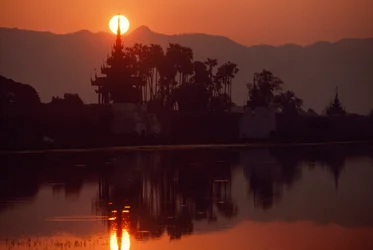 Pôr do sol no cais de Kywe Sun. CAIS DE KYWE SUN, MANDALAY, BIRMÂNIA.