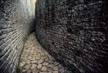 As ruínas do Grande Zimbabué foram construídas entre 1250 d.C.