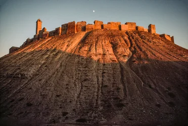 A antiga cidadela de Aleppo mantém-se sobre um monte. Alepo, Síria.