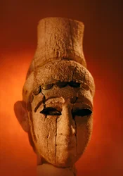 Esta escultura ugarítica é um retrato de cabeça, mas o género e a classe permanecem desconhecidos. Damasco, Síria.