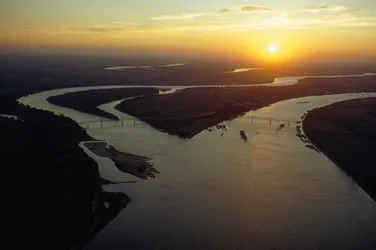 Vista aérea ao crepúsculo da confluência dos rios Ohio e Mississippi. Cairo, Illinois.