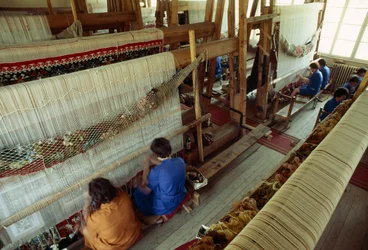 Mulheres a trabalhar num grande tear de tapetes. Kotel, Bulgária.