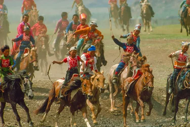 Jovens numa corrida de cavalos num festival de verão realizado perto de Ulaanbaatar. perto de Ulaanb...