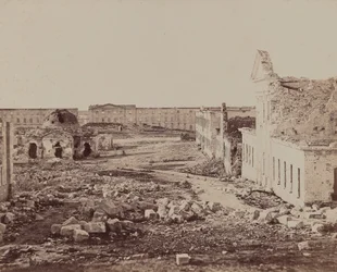 Pátio com edifício abobadado em ruínas