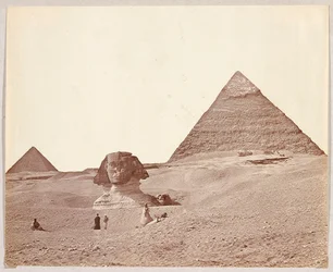 Egipto. Gizé. Esfinge tendo como fundo as pirâmides de Quéops e Miquerinos