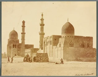 Egito. Cairo. Dois complexos religiosos funerários na Necrópole Norte: do sultão mameluco Inal, meados do século XV [à direita], e do emir mameluco Kurkumas, início do século XVI [à esquerda]