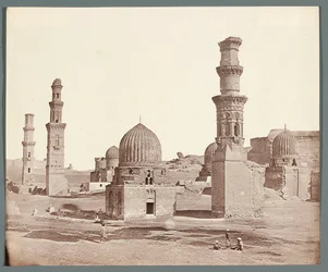 Egito. Cairo. Necrópole meridional. Em primeiro plano, o minarete junto ao mausoléu de Ali Badr Al-Karafi (1300-1310), em segundo plano o minarete de Kusum da época mameluca