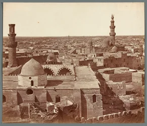 Egito. Cairo. Vista geral - ao fundo, a madrasa-mausoléu de Umm As-Sultan Sza
