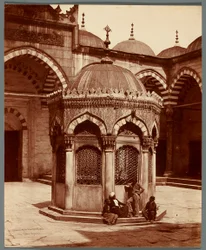 «Fonte no pátio da Yeni Cami»