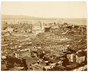 «Nuri Osmaniye» [Istambul. Panorama da cidade com vista para as mesquitas: Mesquita de Nuruosmaniye (ao centro), Mesquita Azul (ao fundo, à direita) e Ayasofya (Santa Sofia) (à esquerda)]
