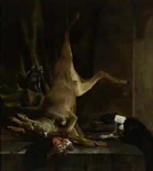 Um cão e um gato perto de um cervo parcialmente estripado
