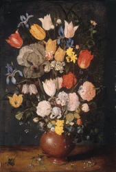 Bouquet de flores num vaso de barro