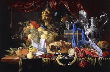 Uma torta em um prato de estanho, um limão parcialmente descascado, uma colher de prata em um prato de estanho, lagostins e camarão em uma tigela Wanli Kraak Porselein, 1649