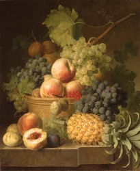 Maçãs, uvas, alperces e bagas numa cesta com um ananás, uvas e outros frutos sobre uma aresta de mármore